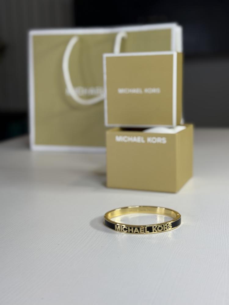 اسوار مايكل كورس بانقل نحيف اسود سجنشر Michael Kors Logo Bangle Bracelet Gold/Black