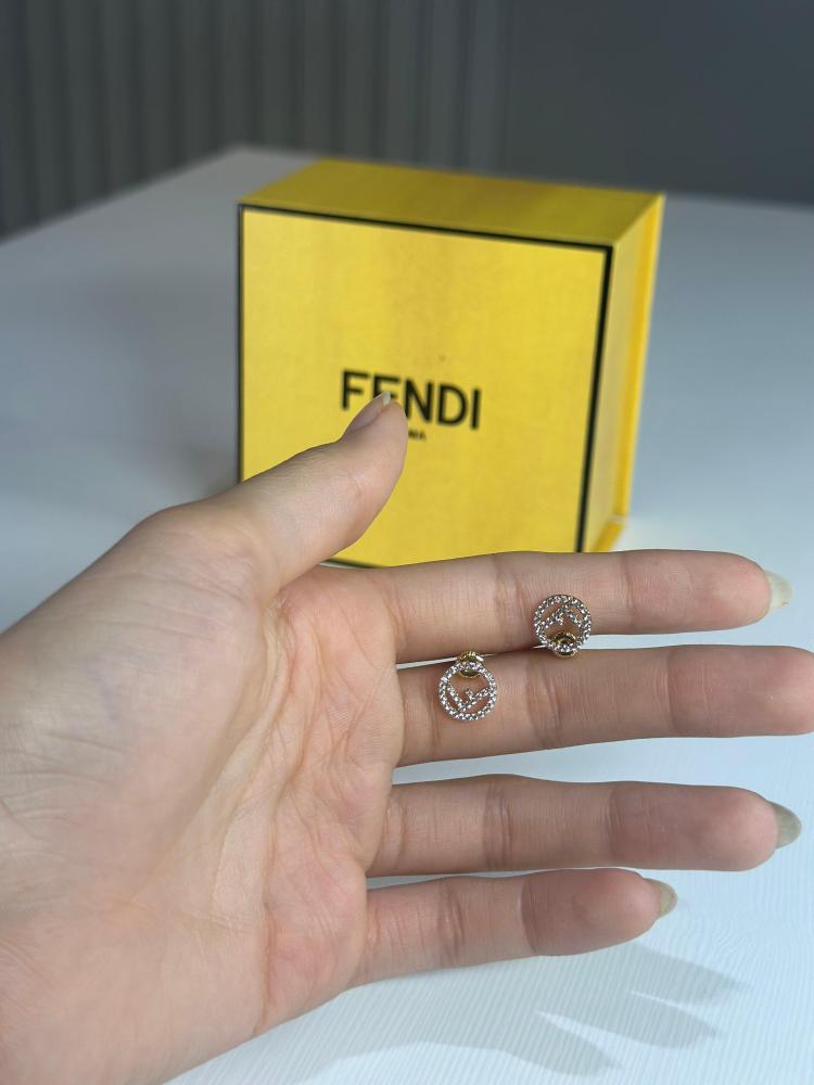 حلق فندي F is fendi errings بلون ذهبي ومرصع بكريستال