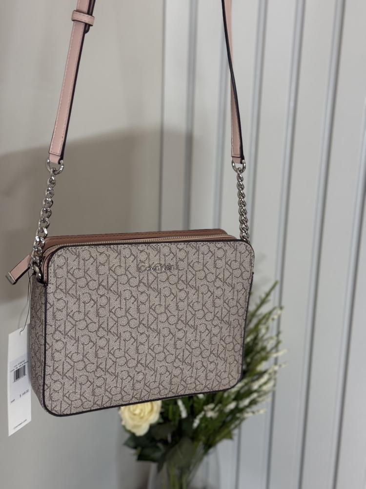 كالفن كلاين شنطة كروس بودي كاميرا باق بمداخل متعدده ck crossbody bag - بيج سجنشر / وردي