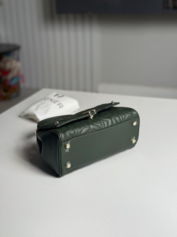 شنطة اجنر ديادورا باللون الاخضر الفخم DIADORA Aigner LOGO HANDBAG S