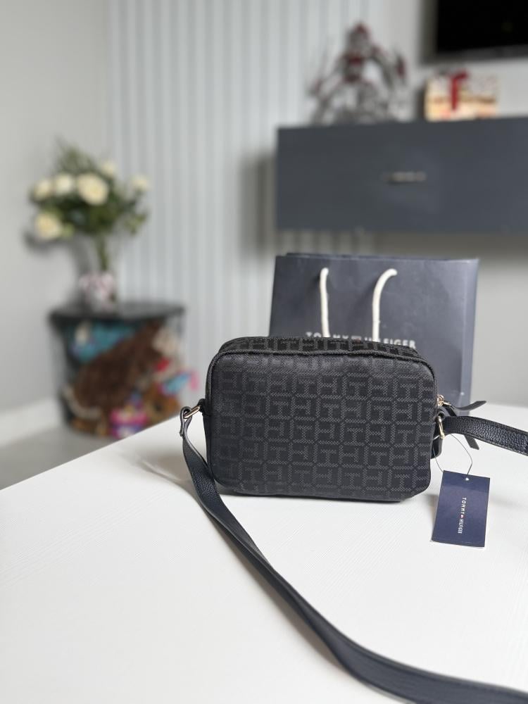 شنطة تومي هيلفيغر اليكسيس كاميرا باللون الاسود Alexis camera tommy hilfiger bag
