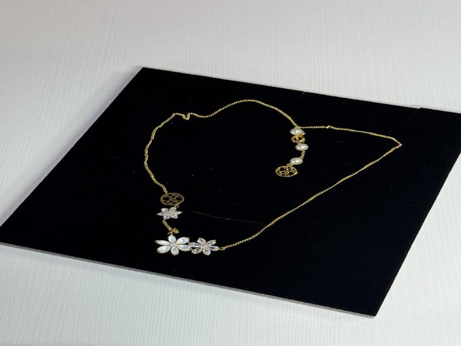 سلسلة كارولينا هريرا بعلامه الياسمين المرصعه بالحجاره والاصداف Carolina Herrera triple jasmin necklace