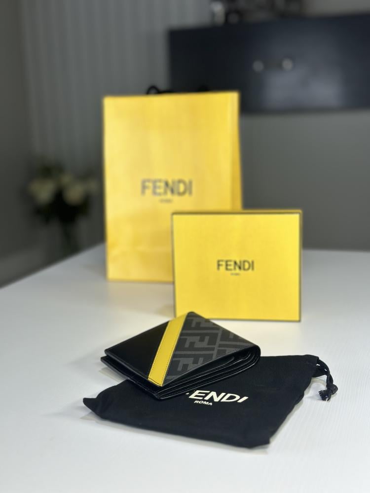 محفظة فندي محفظة Fendi Diagonal بلون رمادي وخط - سجنشر رمادي/ اصفر