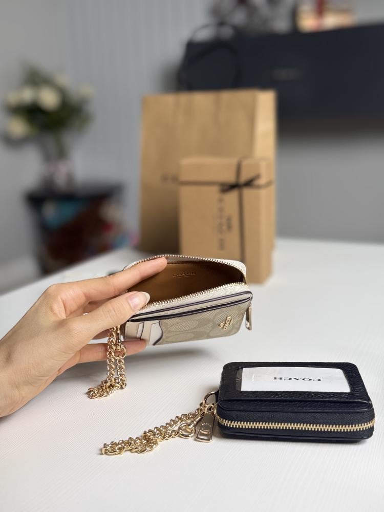 محفظة كوتش كوين مع حامل بطاقه شفاف coach Coin zip wallet with gold chain logo