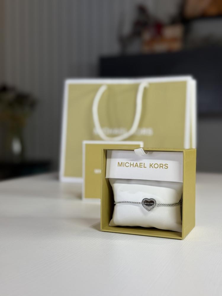 اسوار مايكل كورس سحب بقلب فضي مرصع بالكريستال mk heart bracelet silver