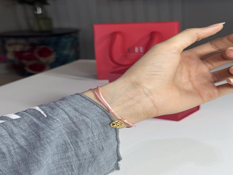 اسوار كارولينا قطن وردي بعلامة كارولينا CHCH ذهبي Carolina Herrera pink Cotton bracelet