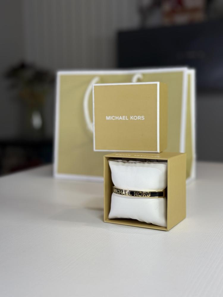 اسوار مايكل كورس بانقل نحيف اسود سجنشر Michael Kors Logo Bangle Bracelet Gold/Black