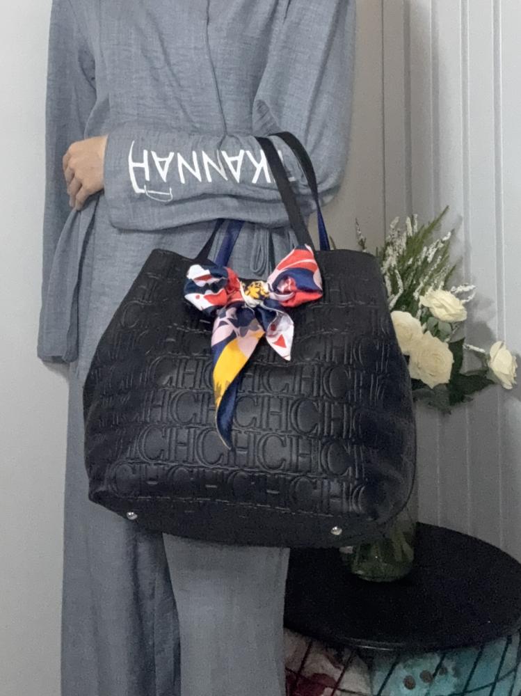 كارولينا ماتريوشكا اكس لارج سجنشر بلون اسود وسكارف كارولينا  MATRYOSHKA XL | LARGE SHOULDER BAG carolina herrera