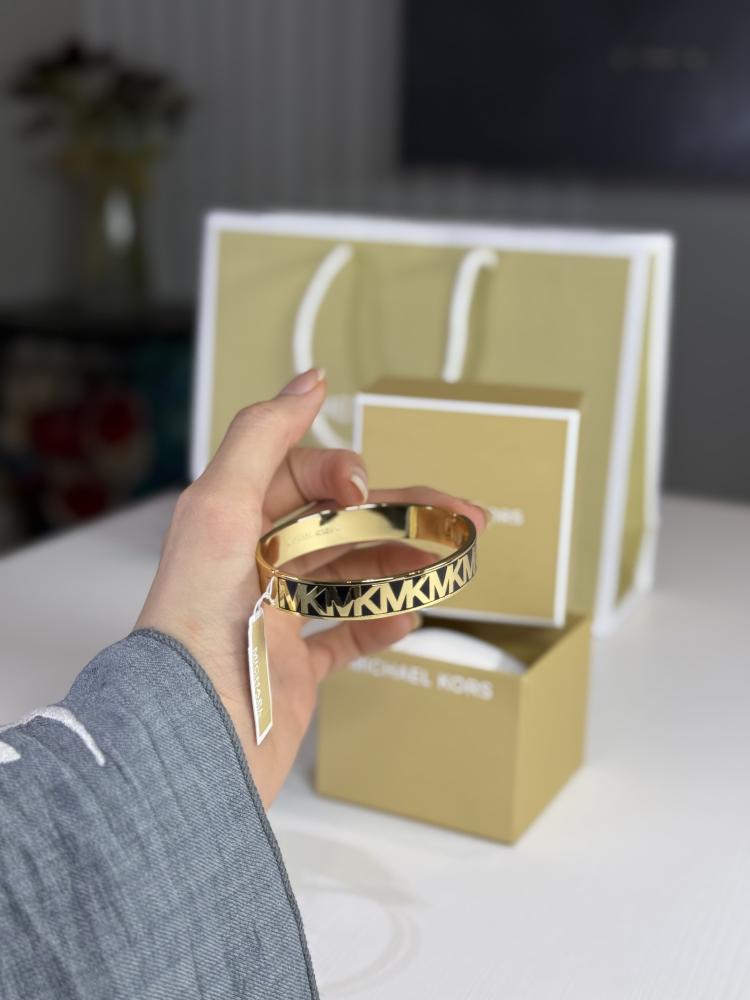 مايكل كورس بانقل عريض ذهبي واسود بالعلامه   MICHAEL KORS POLISHED GOLD BLACK LOGO 'MK' HINGE
