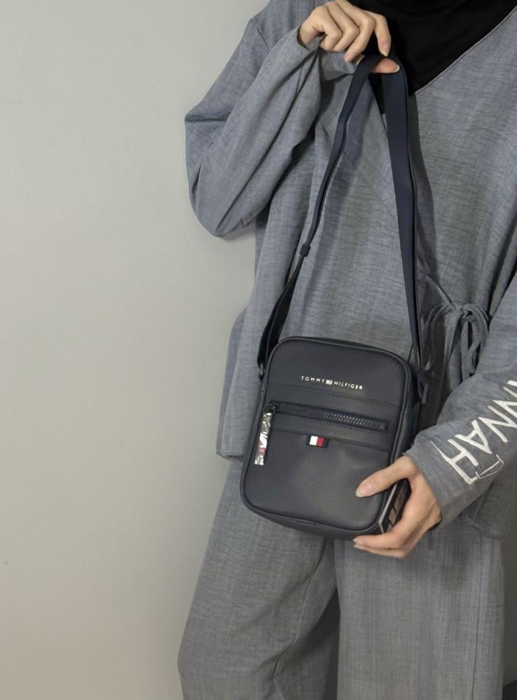 شنطة تومي هيلفيقر رجاليه بجلد ازرق قوي مزين بالشعار  ESSENTUAL pq mini Reporter bag limited