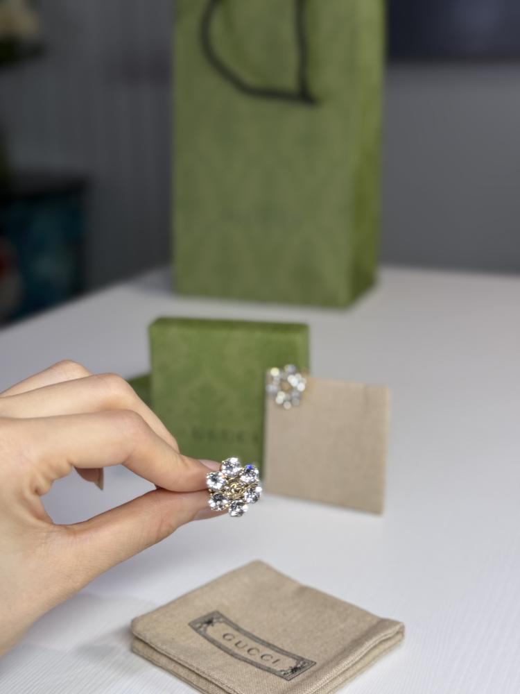 حلق قوتشي مرصع بالاحجار بشعار قوتشي gucci flower crystal earrings