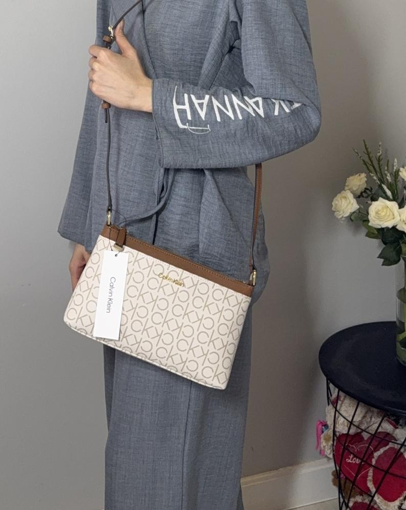 شنطة كالفن كلاين كروس بودي بثلاث جيوب فانيلا سجنشر/ ذهبي calvin klein crossbody signature vanilla bubble leathe