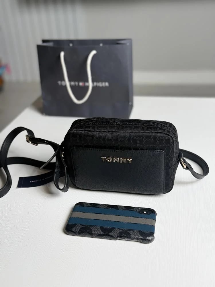 شنطة تومي هيلفيغر اليكسيس كاميرا باللون الاسود Alexis camera tommy hilfiger bag