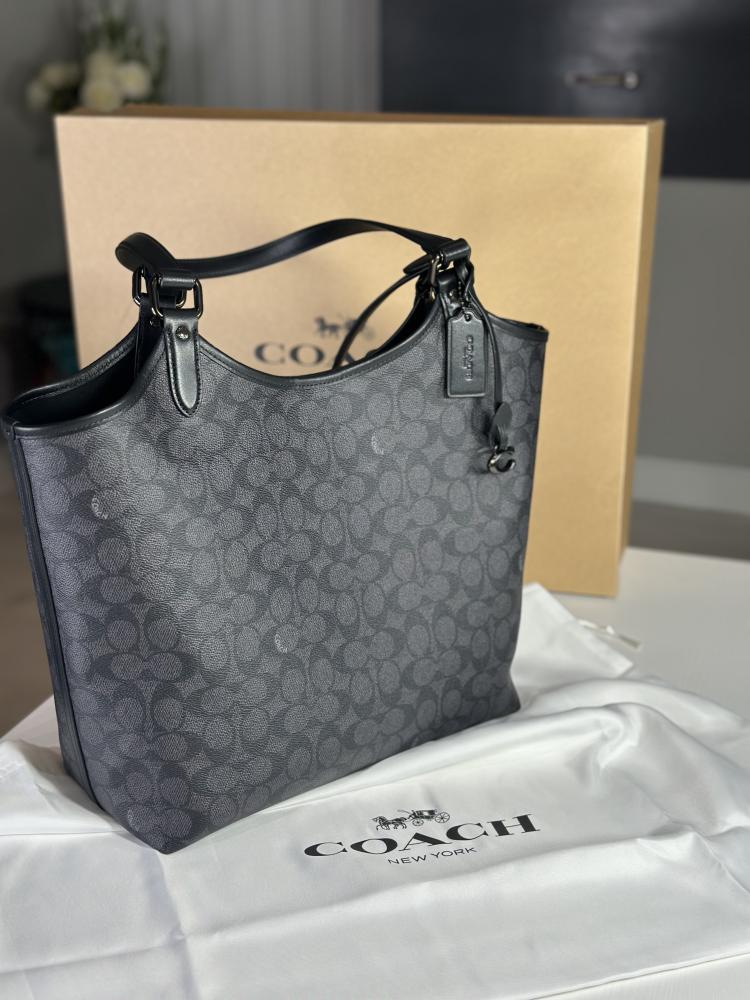 توت كوتش يومي day tote canvas سجنشر بلون اسود مع باوتش
