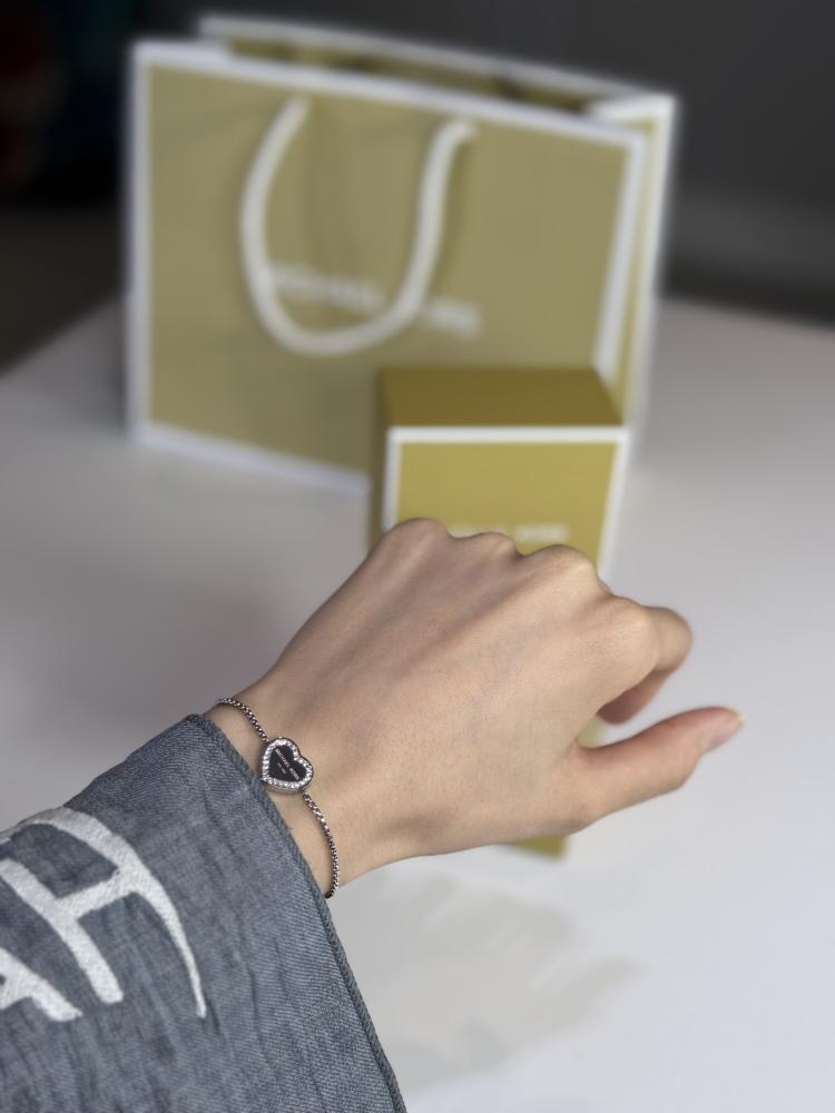 اسوار مايكل كورس سحب بقلب فضي مرصع بالكريستال mk heart bracelet silver