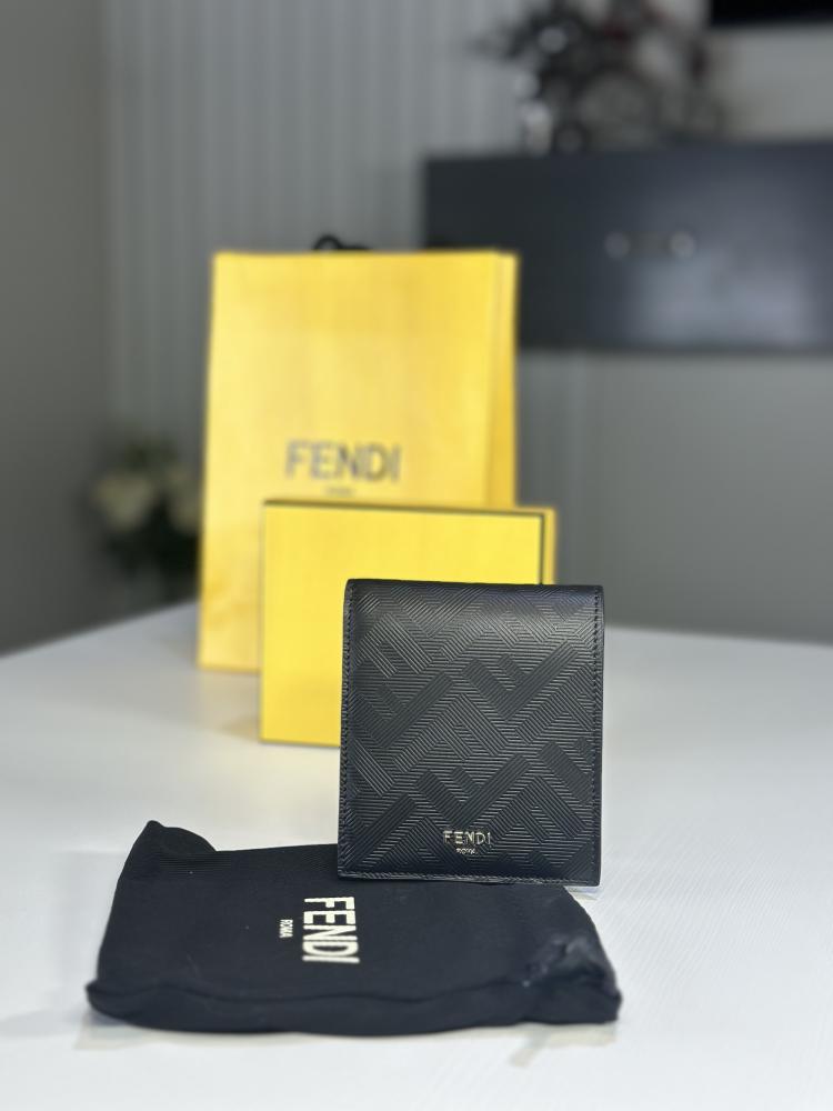 محفظة فندي جلد Fendi Shadow بتفاصيل سجنشر فخمه وعلامه فضيه- اسود/ احمر