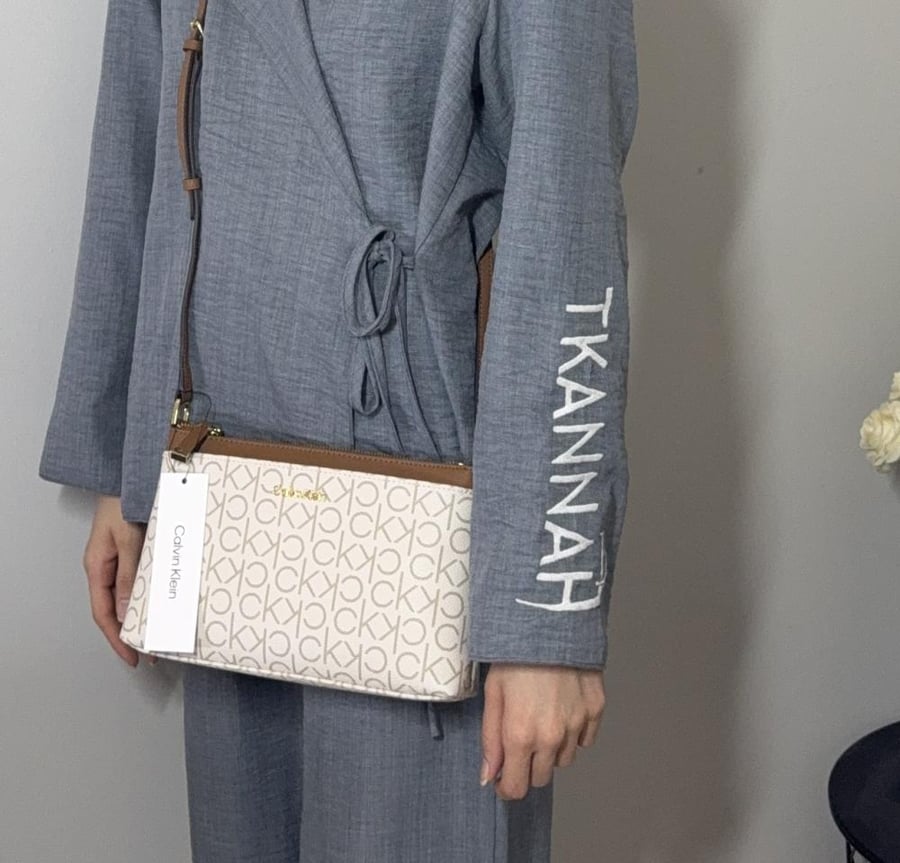 شنطة كالفن كلاين كروس بودي بثلاث جيوب فانيلا سجنشر/ ذهبي calvin klein crossbody signature vanilla bubble leathe