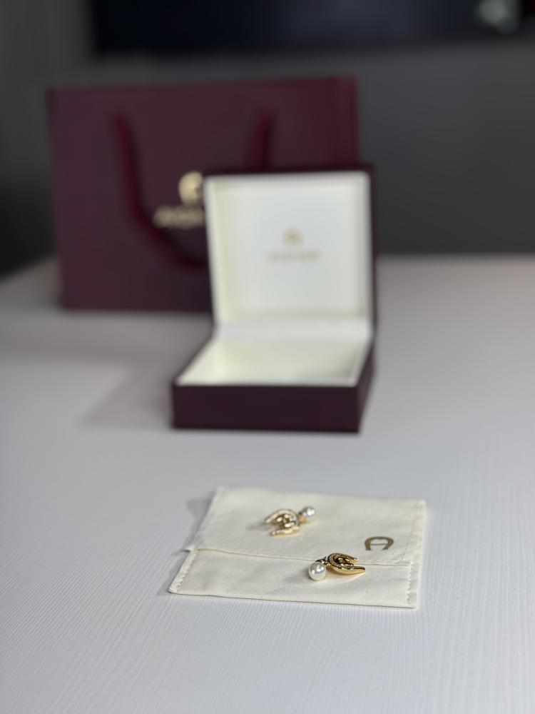 حلق اجنر ذهبي مرصع بالكريستال ومزين باللولو المتدلي Aigner gold pearl drop A690159