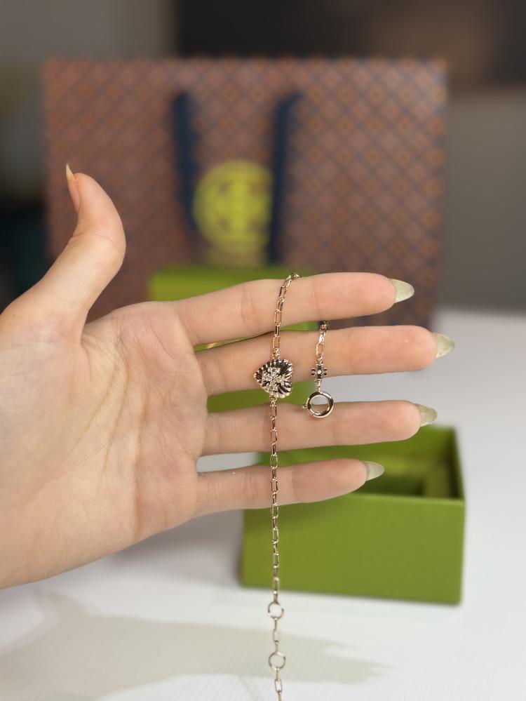 طقم توري برتش حلق و اسوار بقلب مرصع بلوقو كريستال tory burch heart bracelet earring set
