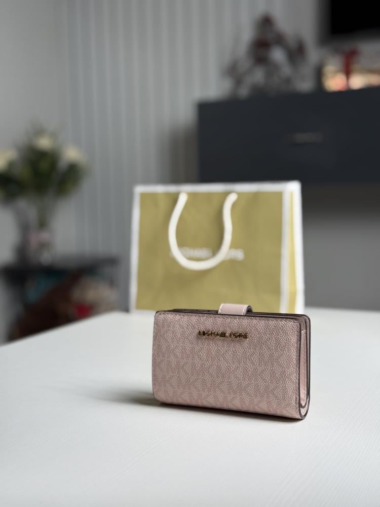 محفظة مايكل كورس لوقو باي فولد وردي سجنشر micheal kors logo bi-fold wallet