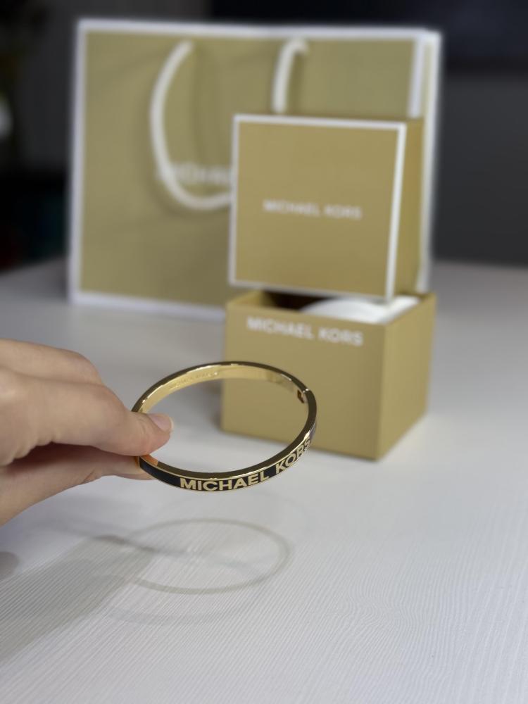 اسوار مايكل كورس بانقل نحيف اسود سجنشر Michael Kors Logo Bangle Bracelet Gold/Black