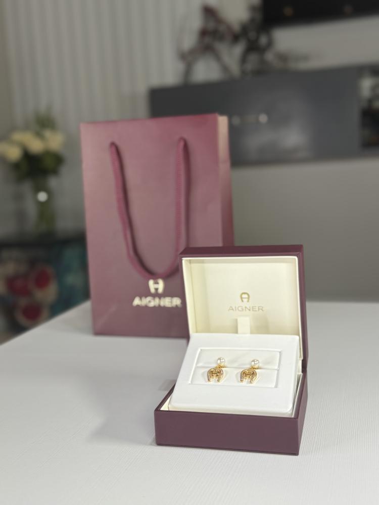 حلق اجنر ذهبي مرصع بالكريستال ومزين باللولو المتدلي Aigner gold pearl drop A690159