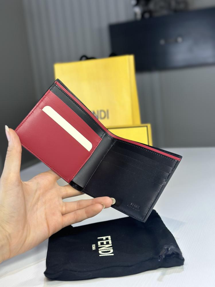 محفظة فندي جلد Fendi Shadow بتفاصيل سجنشر فخمه وعلامه فضيه- اسود/ احمر