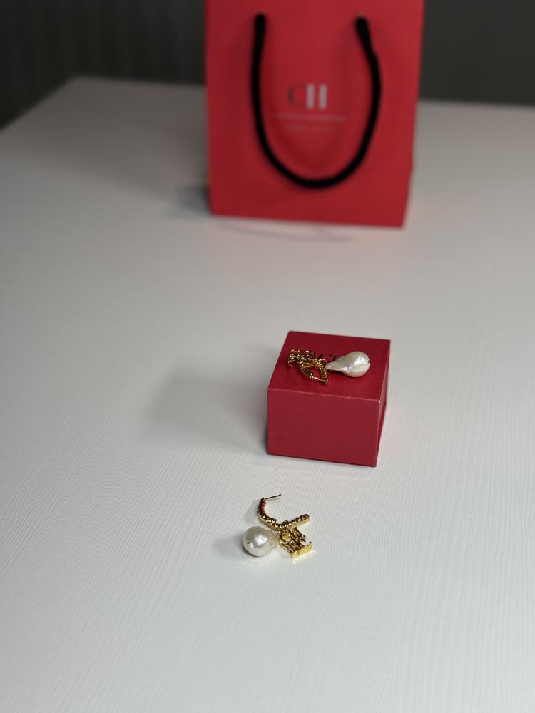 حلق كارولينا هريرا لولو كبير متدلي مزين بشعار كارولينا  logo CH earring big pearl drop