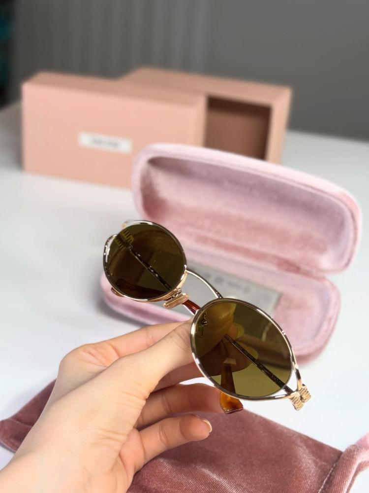 نظارة ميو ميو لوقو اوليف باللون البني  Miu Miu Logo sunglasses