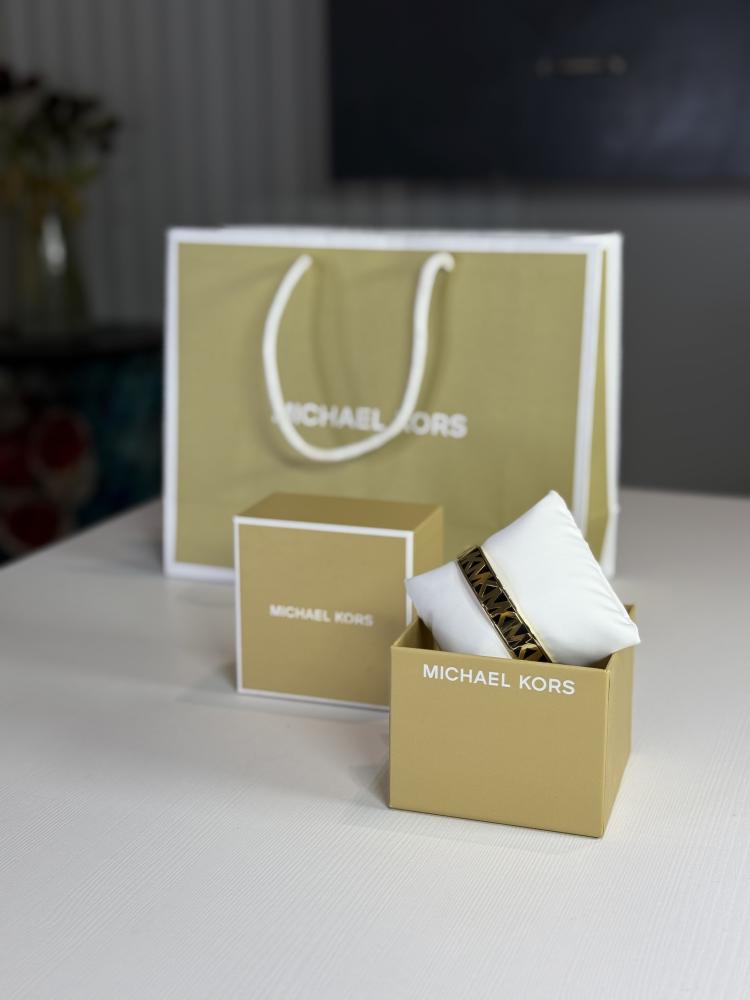 مايكل كورس بانقل عريض ذهبي واسود بالعلامه   MICHAEL KORS POLISHED GOLD BLACK LOGO 'MK' HINGE