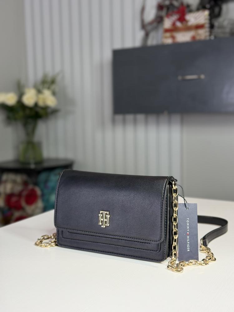 شنطة كروس سوفت تومي بعلامه ذهبيه tommy hilfiger 69j9862 black soft crossbody gold logo