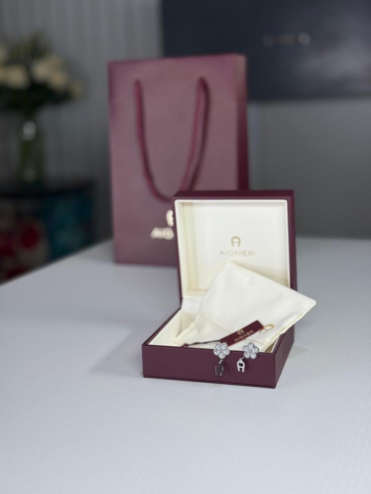 حلق اجنر رمادي بورده مع تفاصيل صدفيه Aigner pearl flower earring