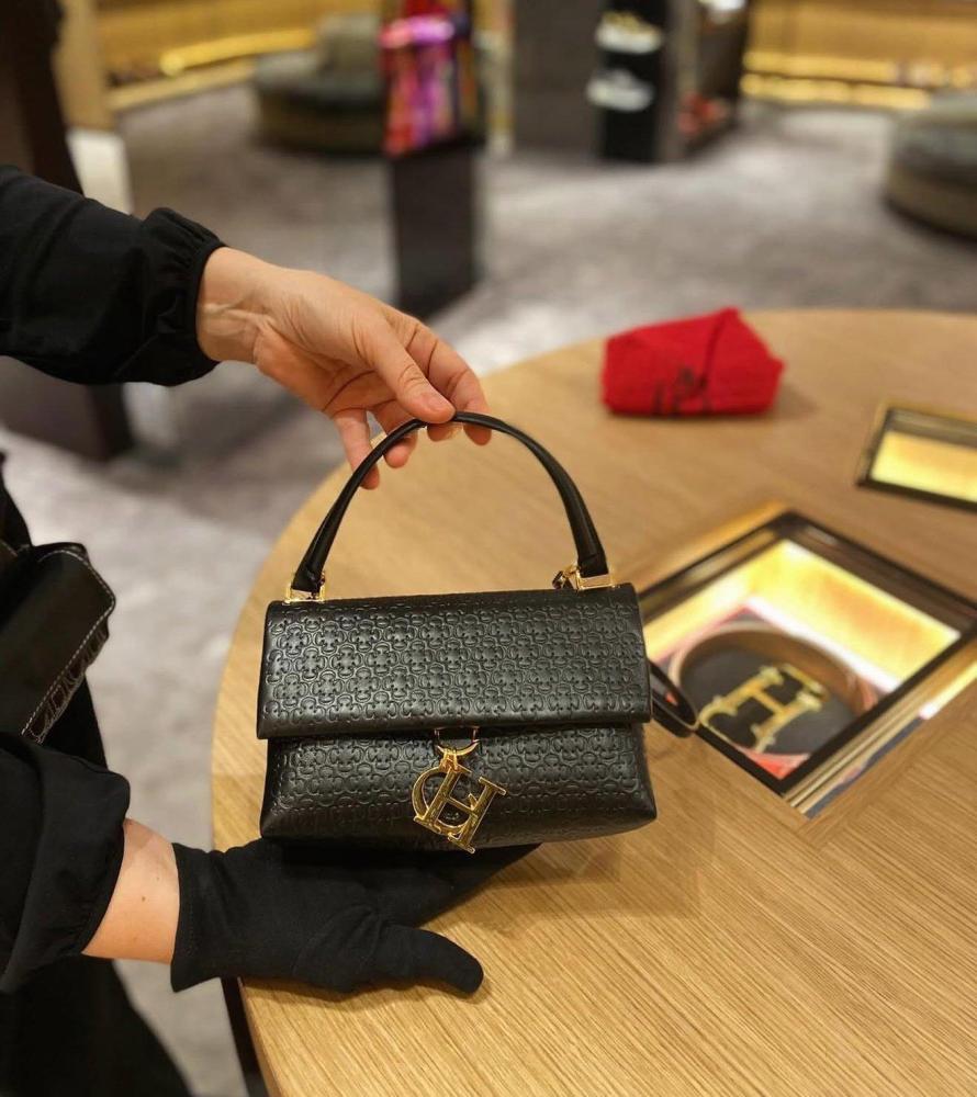كارولينا هيريرا توب هاندل ميني كاميلوت باللون الاسود Mini Camelot bag Carolina Herrera.