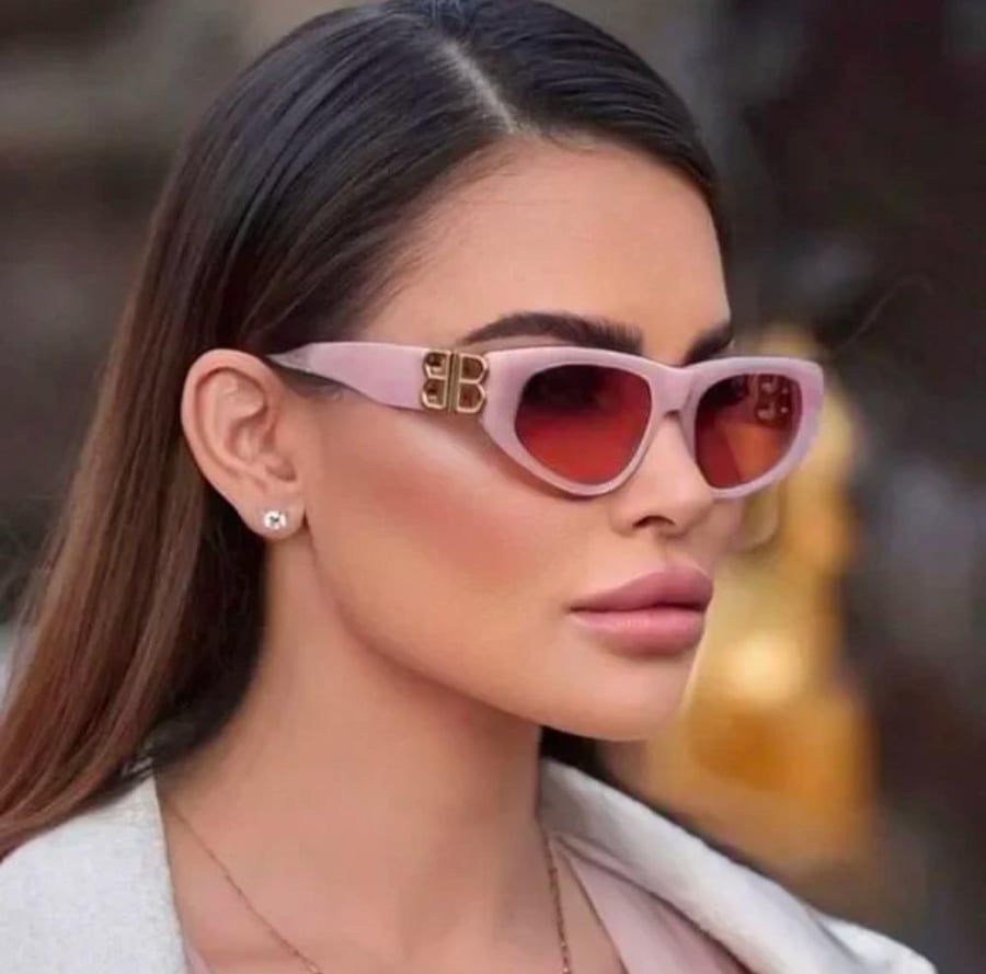 نظارة بلنسياقا بفريم وردي وعلامه بلنسياقا الذهبيه ،