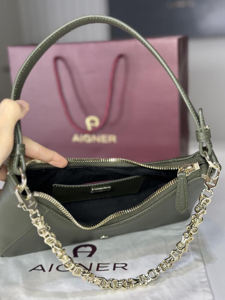 اجنر جيا لذر شولدر بستراب لوقو- زيتيه aigner gia shoulder bag