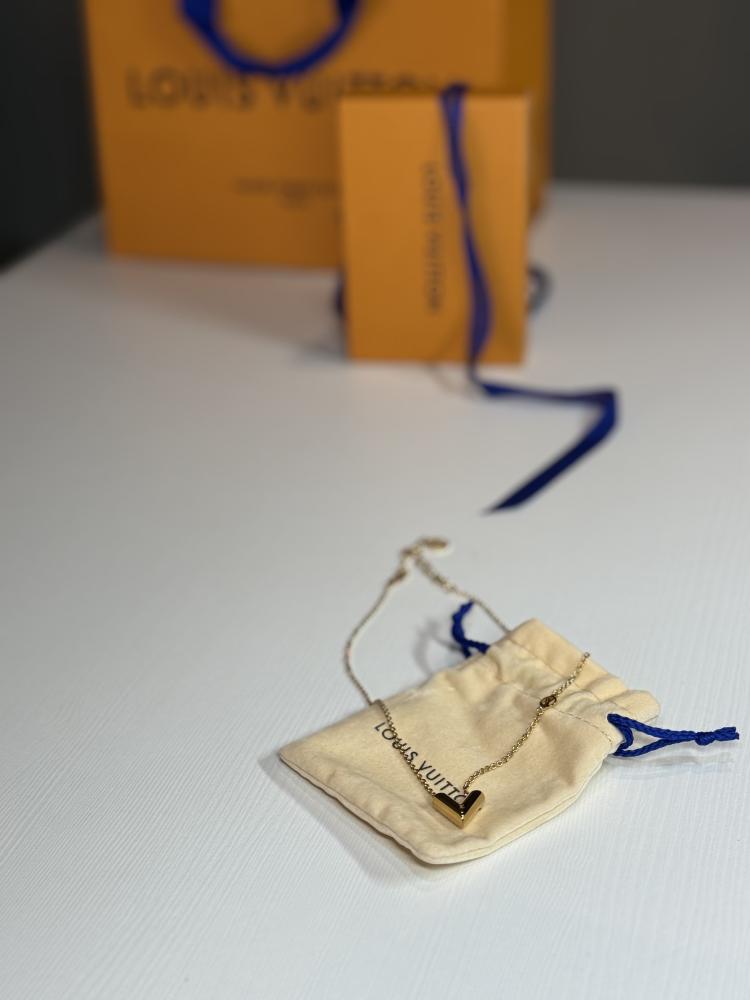 لويس فيتون سلسلة ايسنشل لوقو ذهبي M00857 Icon Essential V Necklace