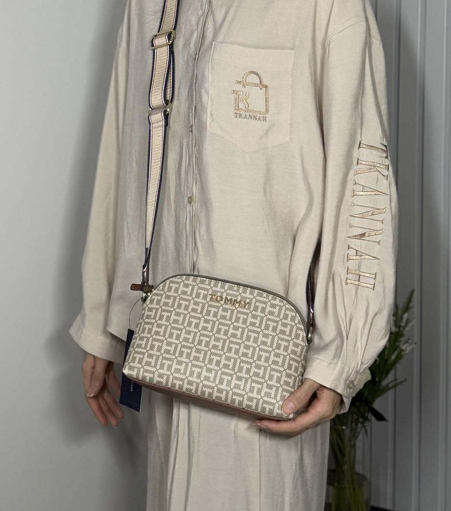شنطة تومي دوم كروس بودي بيج سجنشر   Tommy Hilfigur dome crossbody leather bag