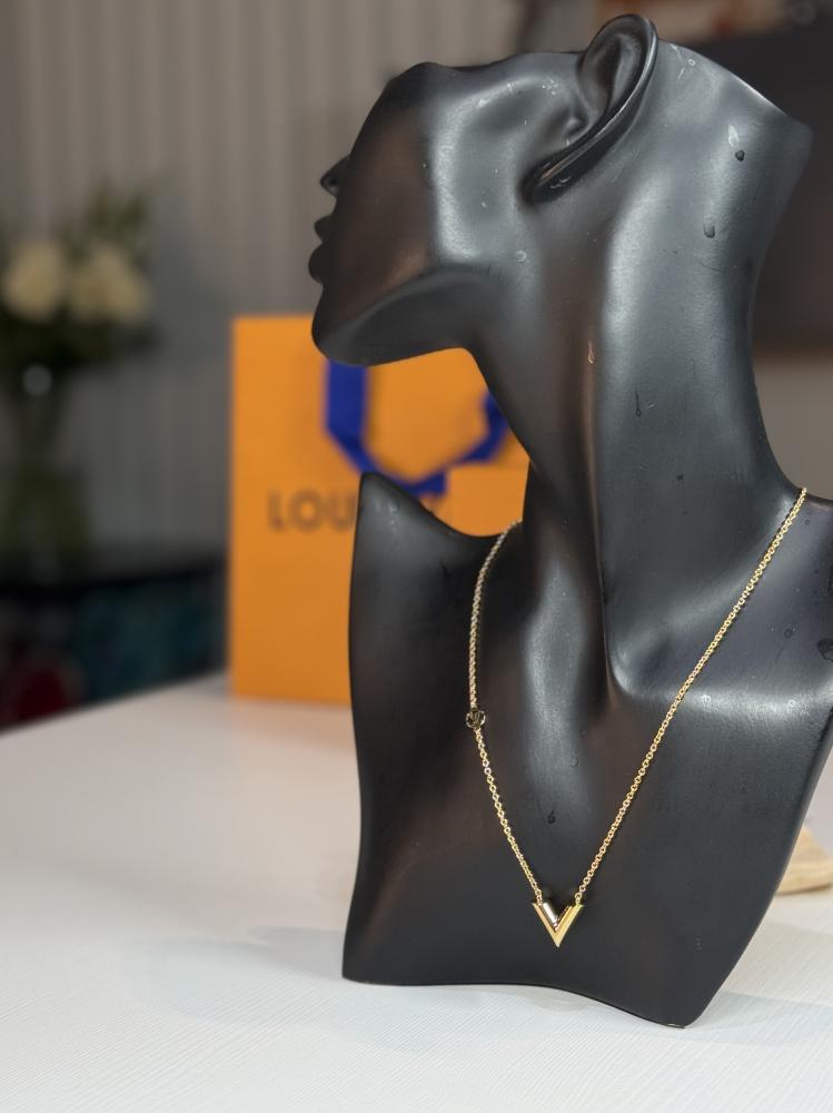 لويس فيتون سلسلة ايسنشل لوقو ذهبي M00857 Icon Essential V Necklace