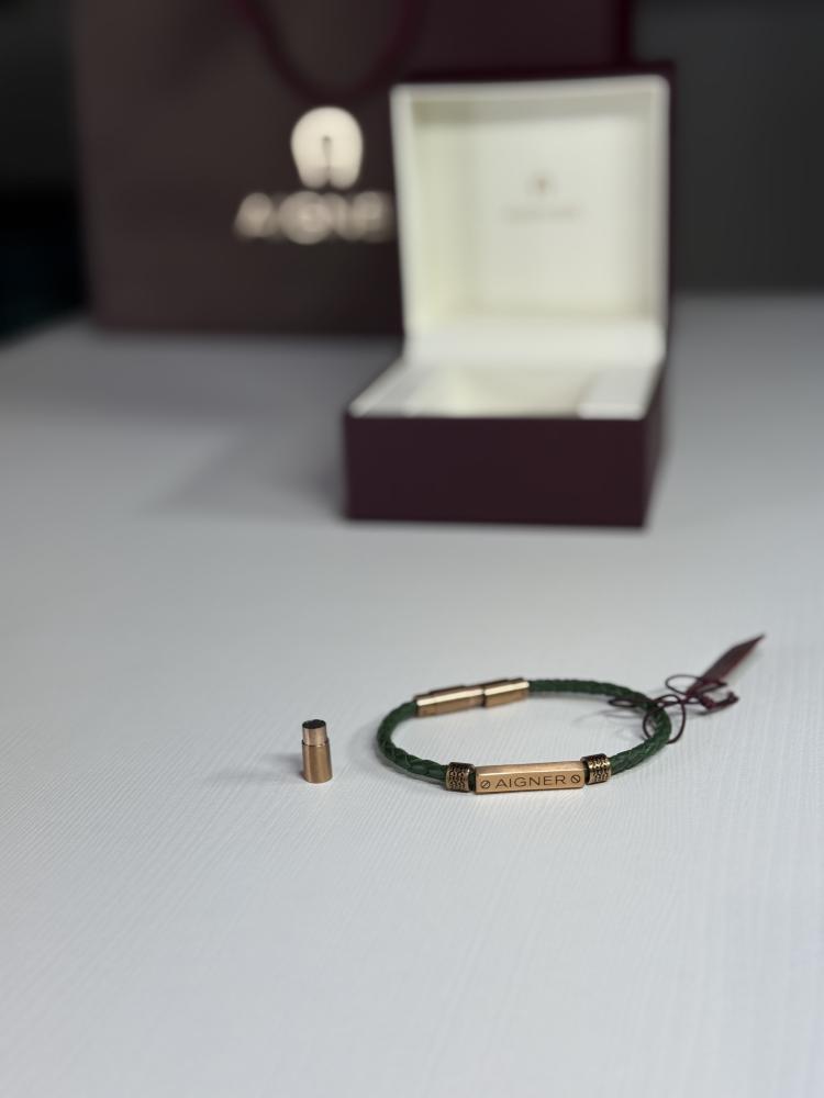 اسوار اجنر رجالي بجلد مظفور ومزين بخلقات سجنشر اخضر/ نحاسي  green aigner leather bracelet