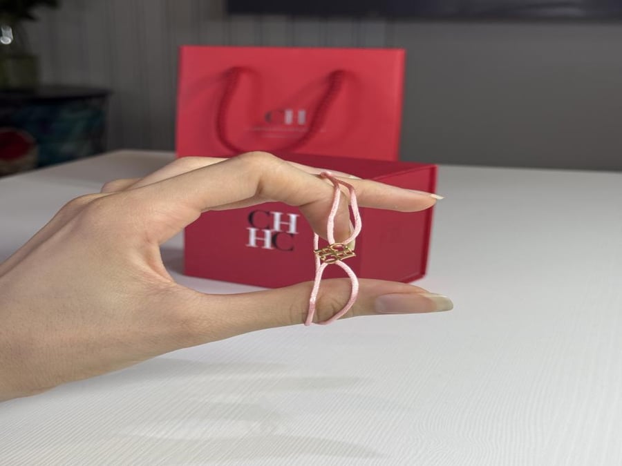 اسوار كارولينا قطن وردي بعلامة كارولينا CHCH ذهبي Carolina Herrera pink Cotton bracelet