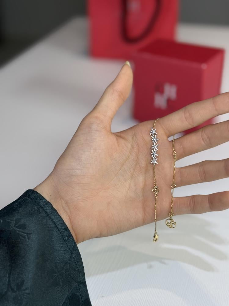 اسوار كارولينا بورد الياسمين المرصع بالكريستال carolina Herrera Jasmin crystal line bracelet