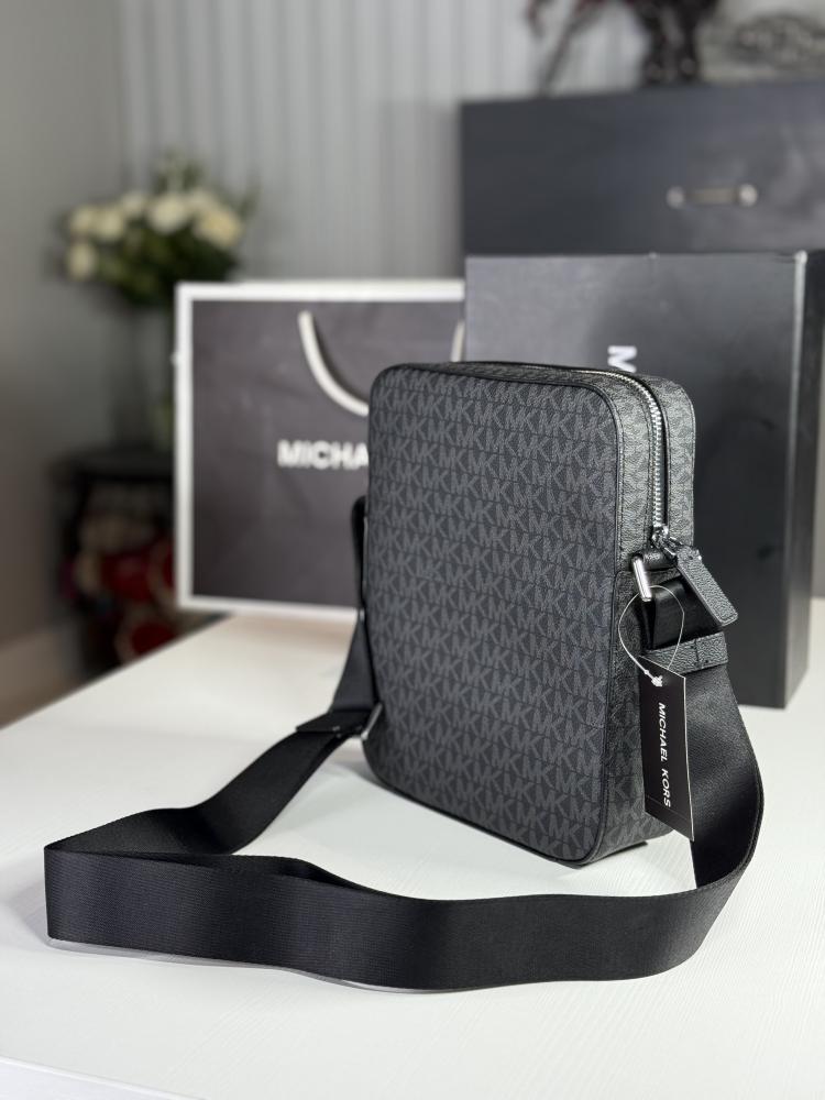 شنطة مايكل كورس كروس بودي سجنشر اسود كوبر Michael Kors Cooper Flight Mens Bag