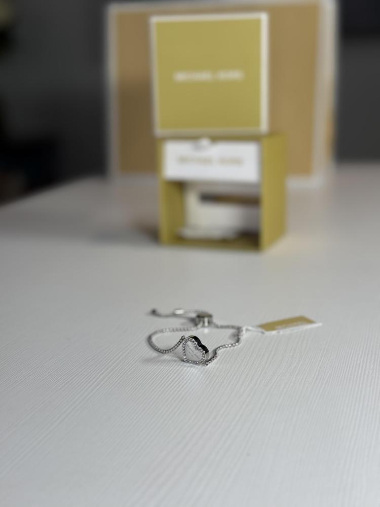 اسوار مايكل كورس سحب بقلب فضي مرصع بالكريستال mk heart bracelet silver
