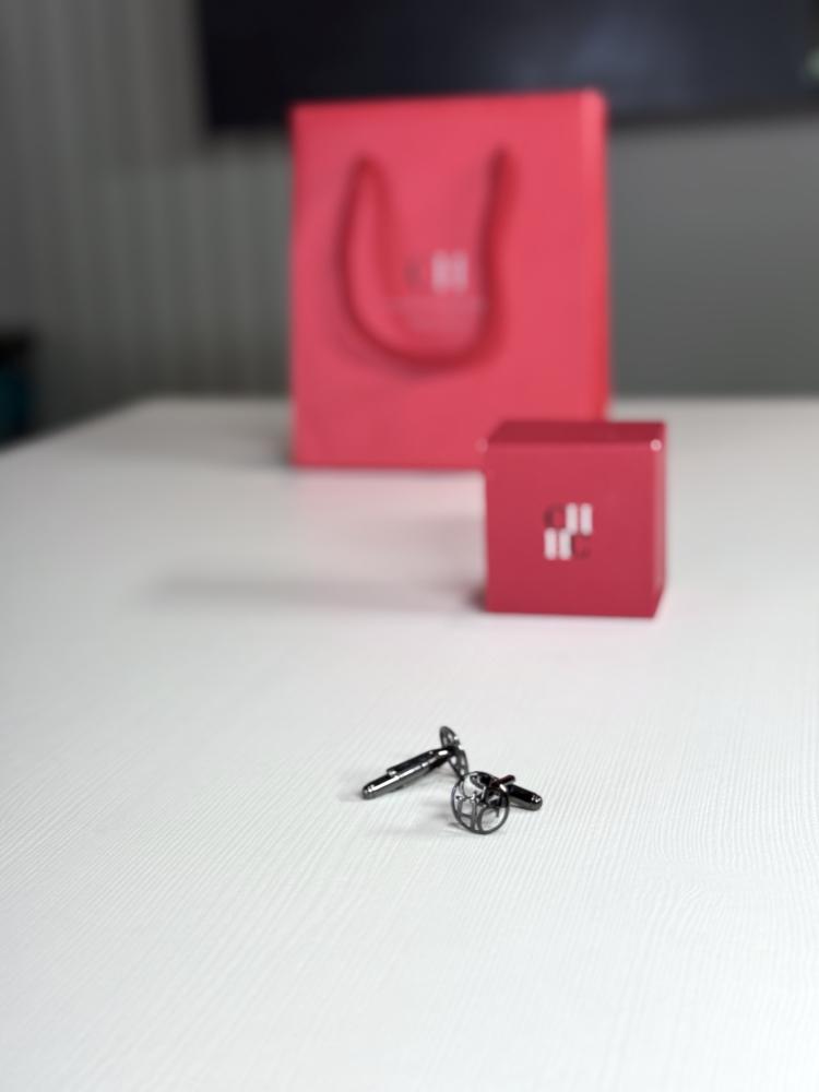 كبك كارولينا هريرا سجنشر اسود Carolina Herrera cufflink logo black