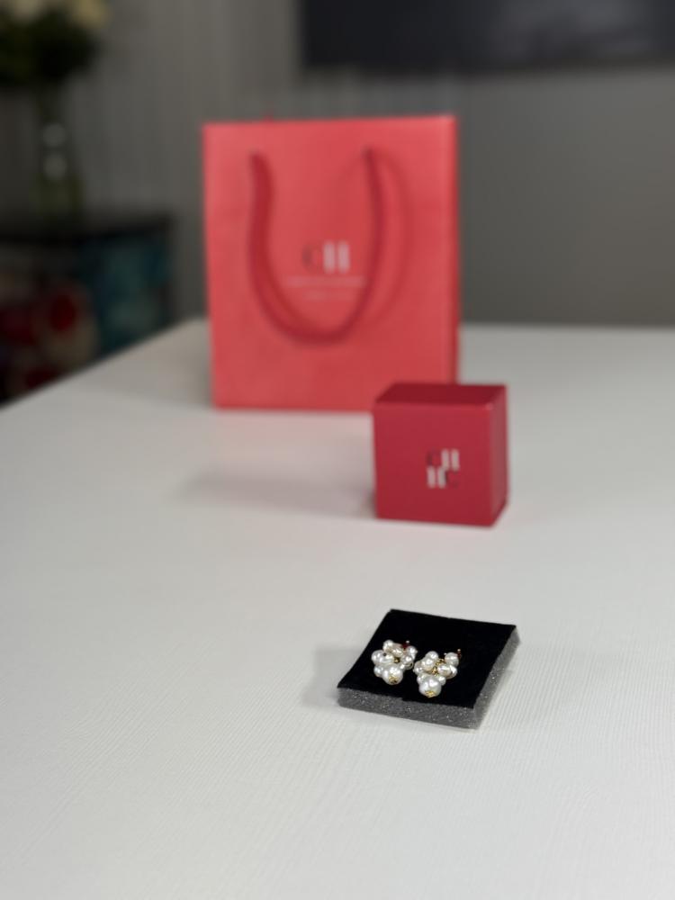 حلق كارولينا لولو متدلي بحجر على شكل قلب احمر- ch pearls grape with red heart