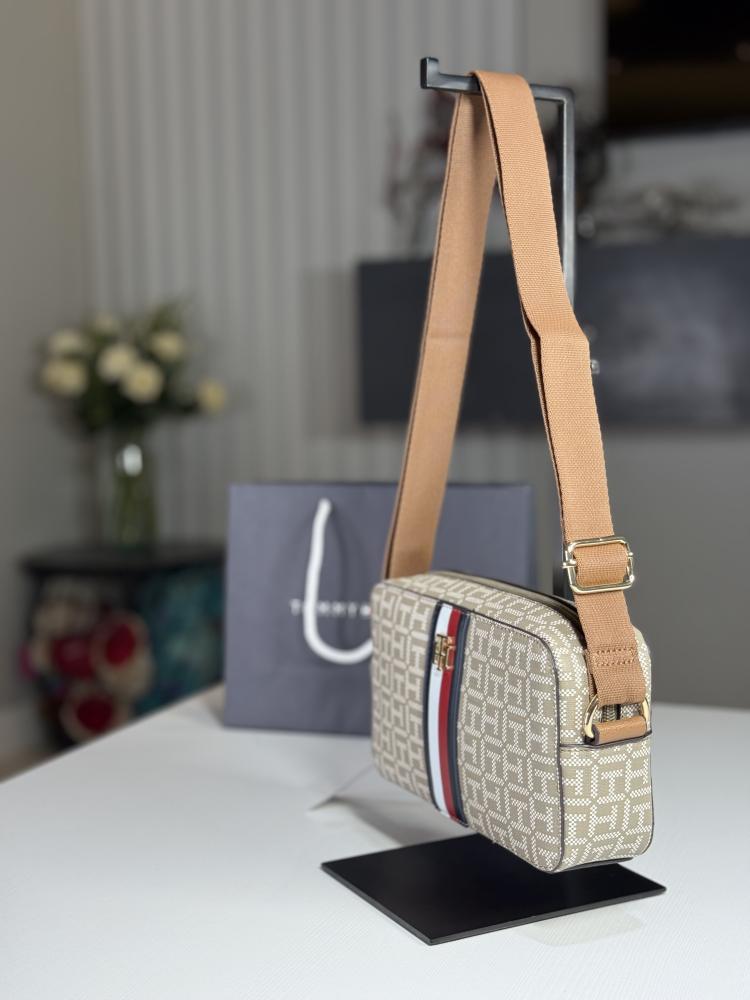 شنطة تومي كروس بودي  بشعار تومي مخطط  Tommy Hilfiger Riley Camera Crossbody