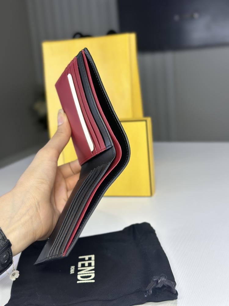 محفظة فندي جلد Fendi Shadow بتفاصيل سجنشر فخمه وعلامه فضيه- اسود/ احمر