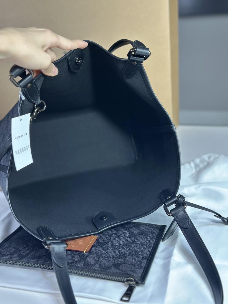 توت كوتش يومي day tote canvas سجنشر بلون اسود مع باوتش