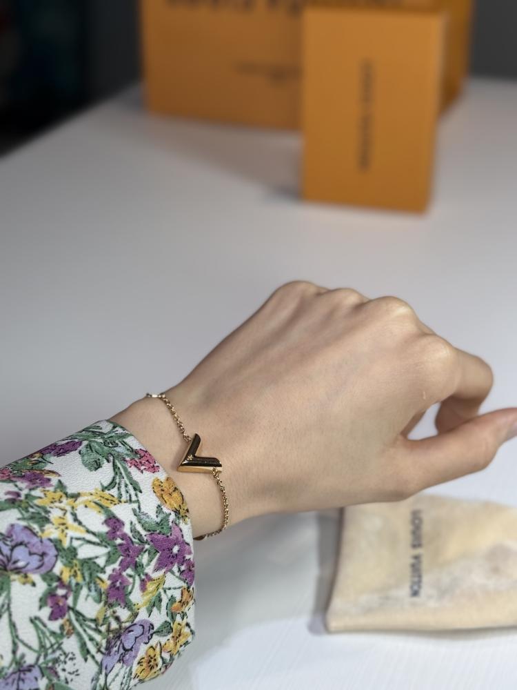 M00858 سوار لويس فيتون ايسنشل ڤي ذهبي لوقو    Loius vuitton bracelet goldEssential V
