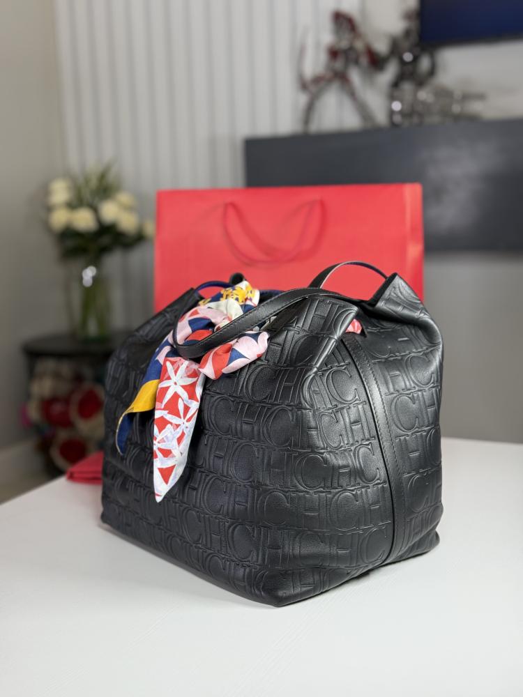 كارولينا ماتريوشكا اكس لارج سجنشر بلون اسود وسكارف كارولينا  MATRYOSHKA XL | LARGE SHOULDER BAG carolina herrera